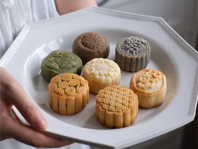 月饼卷疯了！老字号口味 vs 新势力猎奇，谁更离谱？