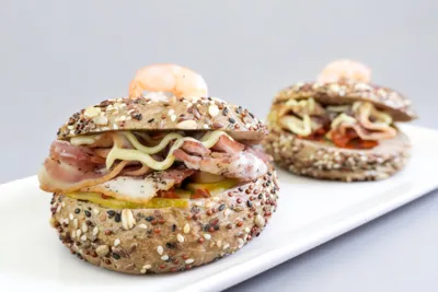 谷物贝果三明治